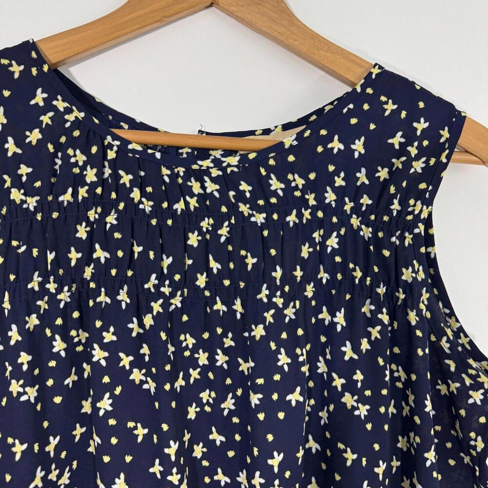 Hope & Harlow Women’s Size Medium Blue Floral Print Sleeveless Smocked Blouse - Picture 2 of 9
